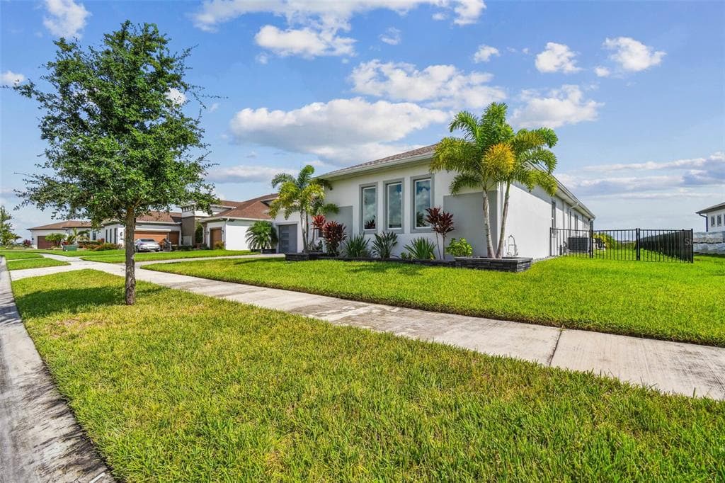 8936 SANDERS TREE Loop, WESLEY CHAPEL, FL 33545 photo 2