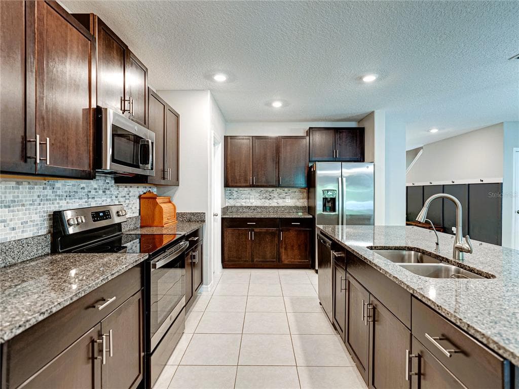 413 ROYAL EMPRESS Drive, RUSKIN, FL 33570 photo 5