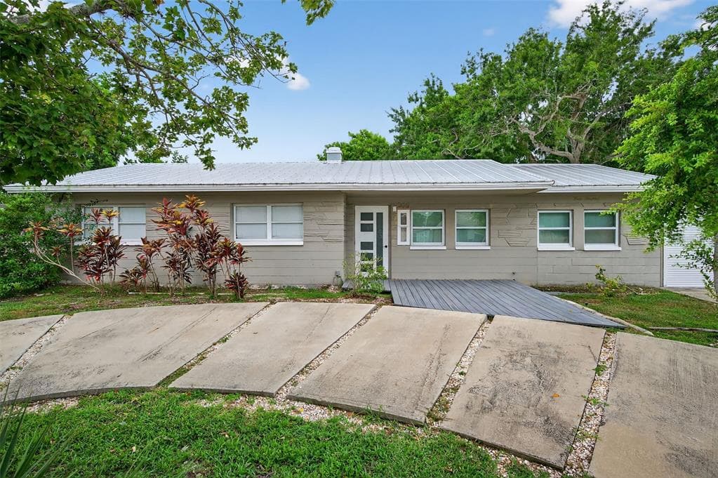 300 DAVISON AVENUE, ST PETERSBURG, FL, 33703