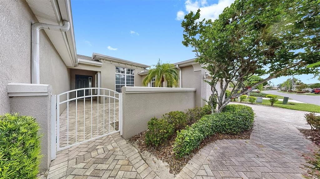 2433 KENSINGTON GREENS DRIVE, SUN CITY CENTER, FL 33573 photo 4