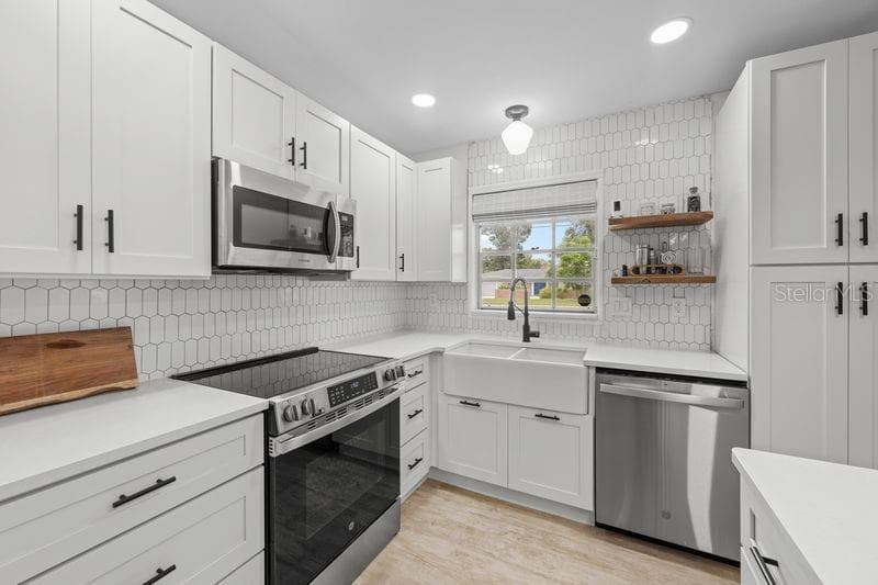 8405 STILLBROOK AVENUE, TAMPA, FL 33615 photo 5