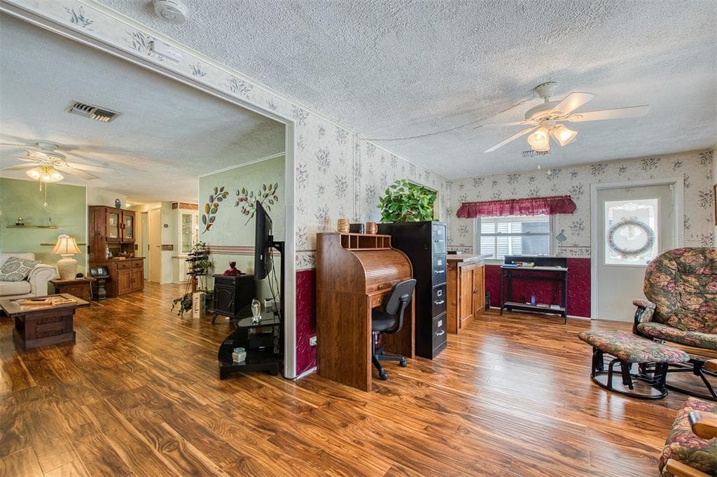 192 BLUE MARLIN Drive, OLDSMAR, FL 34677 photo 2