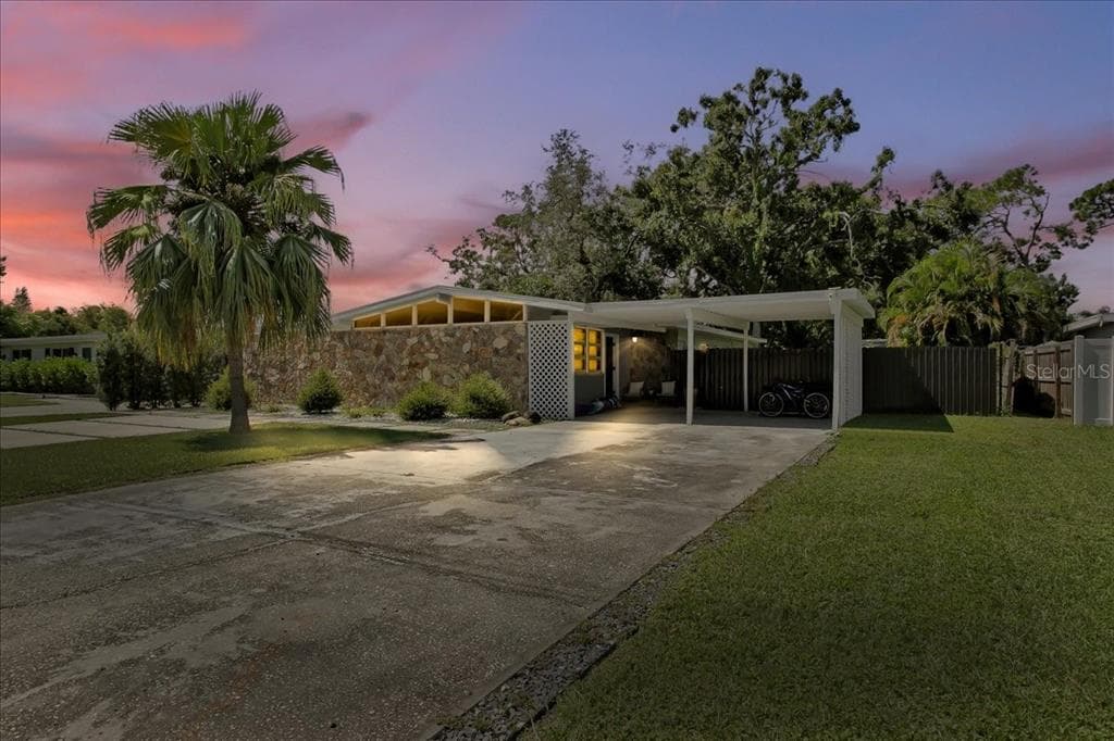 7502 LAKESIDE BOULEVARD, TAMPA, FL 33614