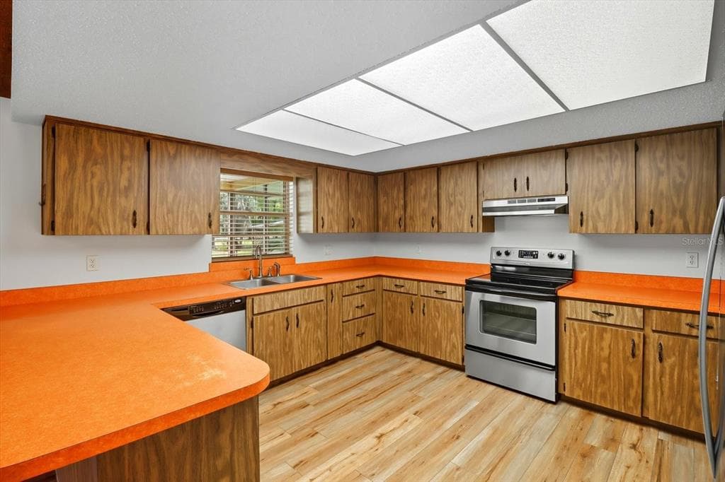 10469 MAIN STREET, HOMOSASSA, FL 34448 photo 3