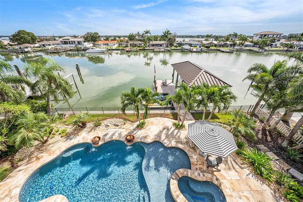 231 MIDWAY Island, CLEARWATER BEACH, FL 33767 photo 2