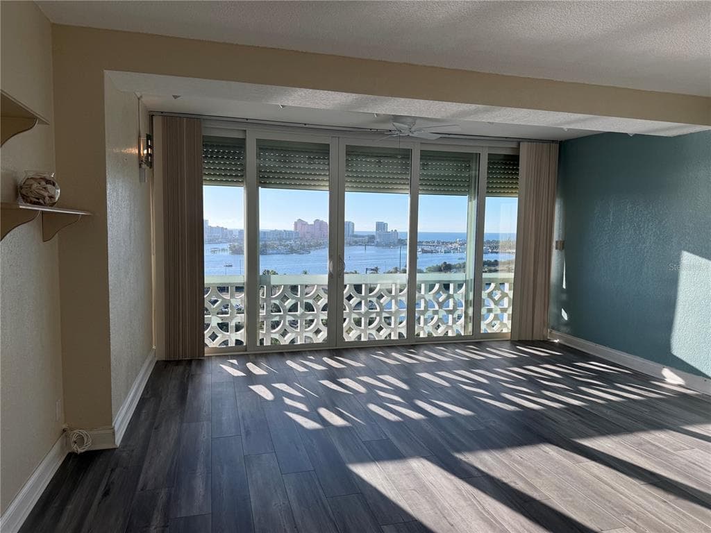 31 ISLAND WAY Unit 1107, CLEARWATER BEACH, FL 33767 photo 4
