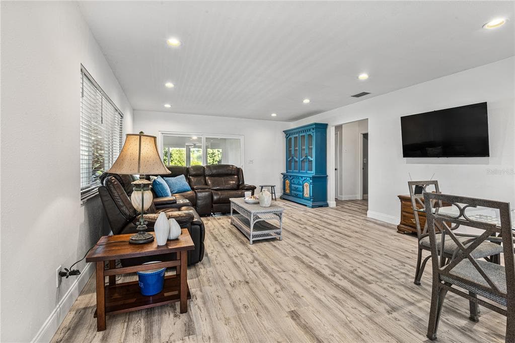 10517 BLOSSOM LAKE DRIVE, SEMINOLE, FL 33772 photo 4