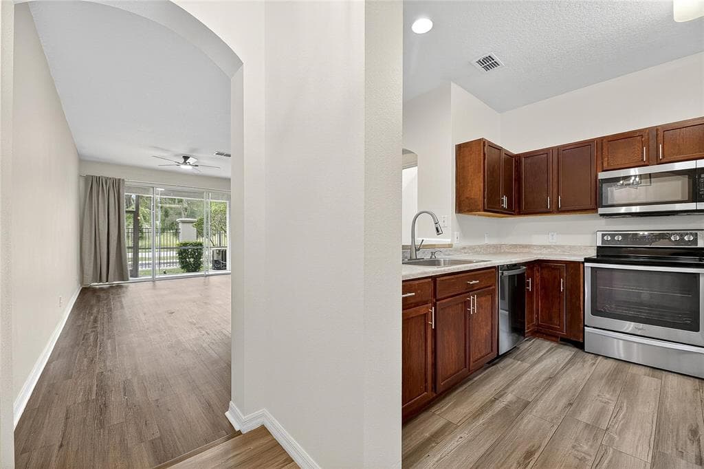 9810 FAN PALM Way, TAMPA, FL 33610 photo 2