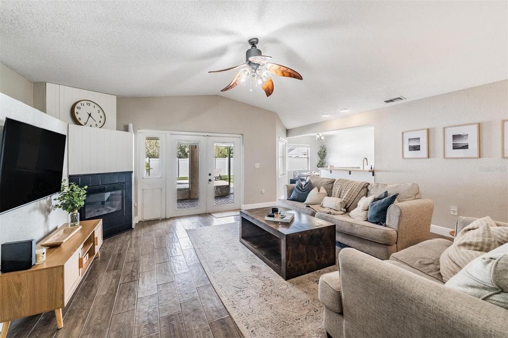 106 WINSTON MANOR Circle, SEFFNER, FL 33584 photo 4