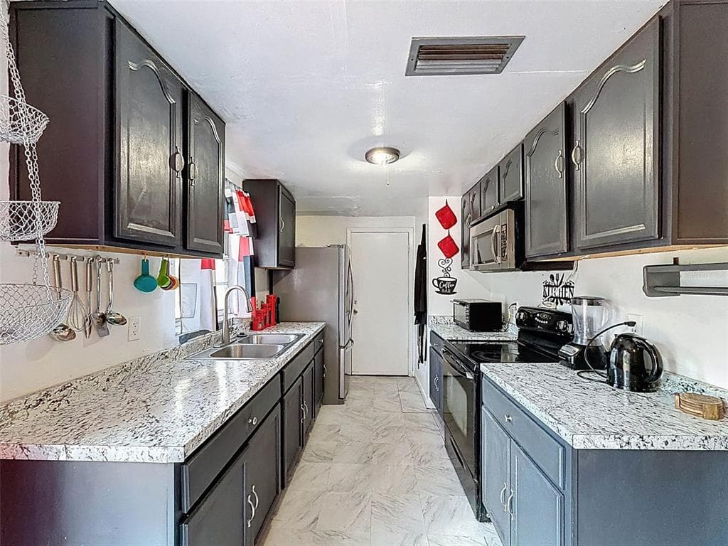 3615 SUGARCREEK Drive, TAMPA, FL 33619 photo 5