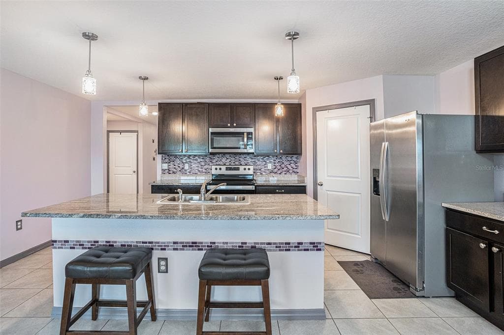 813 18TH Avenue, RUSKIN, FL 33570 photo 2