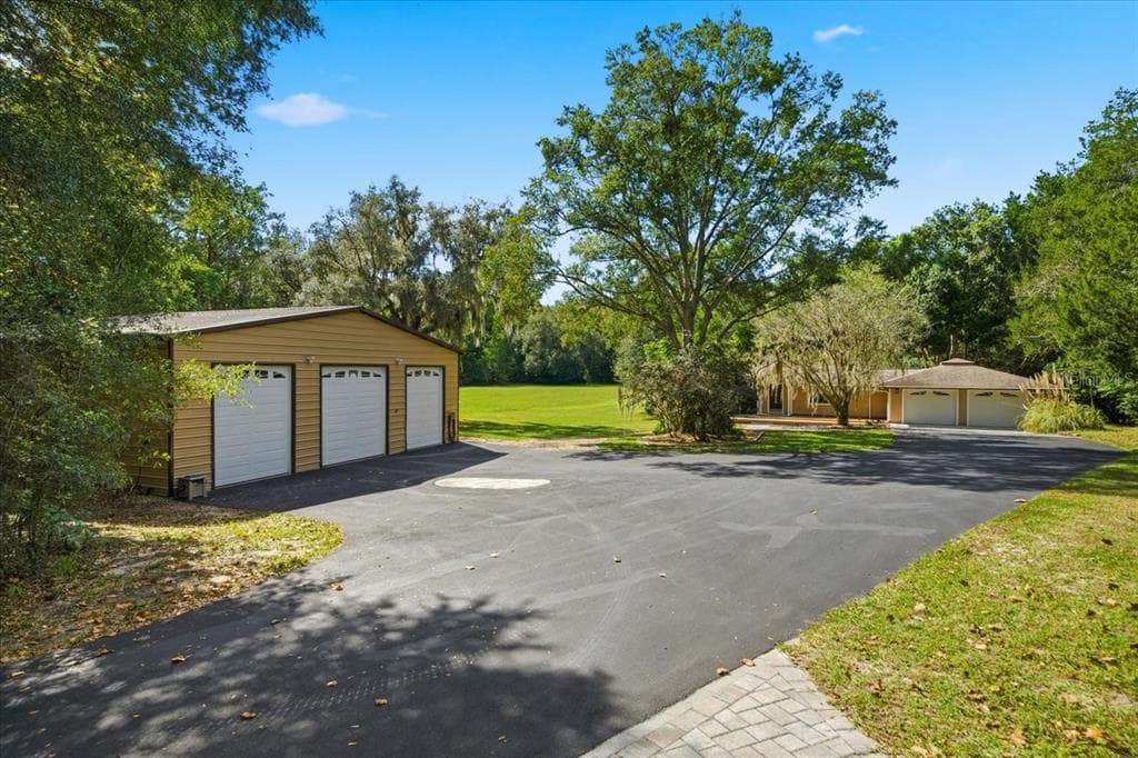22063 LAKE LINDSEY ROAD, BROOKSVILLE, FL 34601
