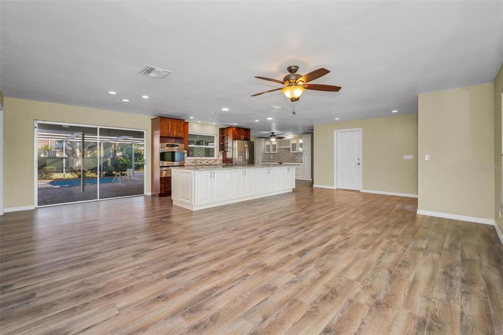 8793 MERRIMOOR Boulevard, SEMINOLE, FL 33777 photo 3