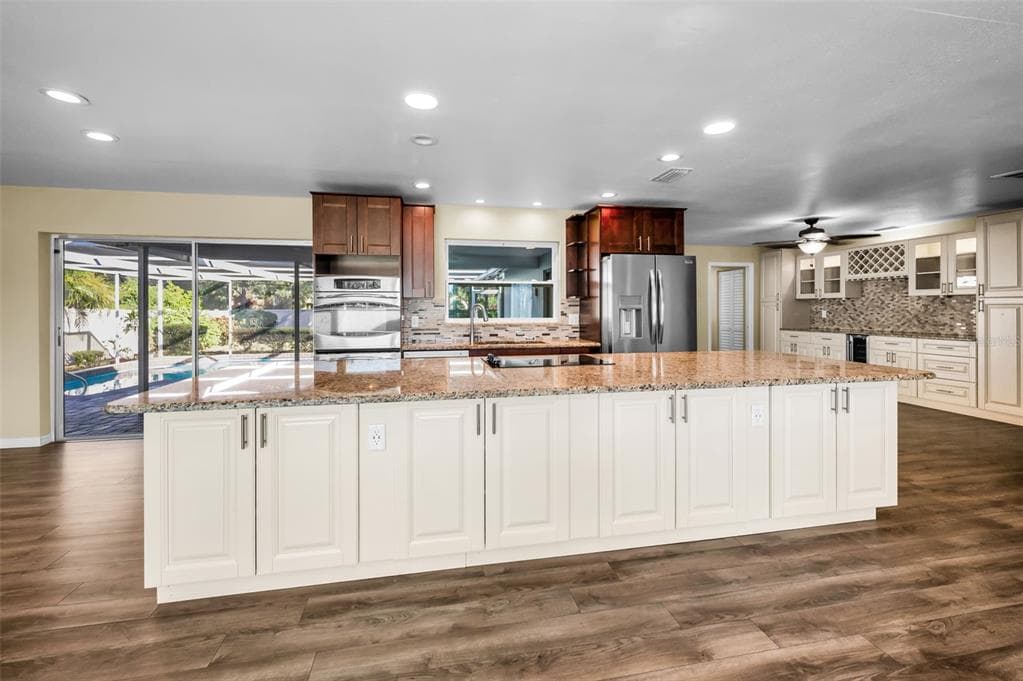 8793 MERRIMOOR Boulevard, SEMINOLE, FL 33777 photo 5