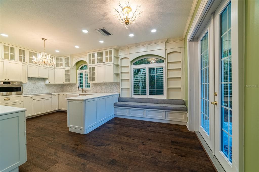 6249 VISTA VERDE Drive, Street PETERSBURG, FL 33707 photo 4