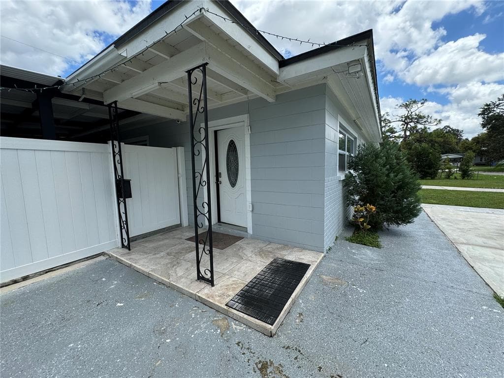 2702 CAMPUS HILL DRIVE, TAMPA, FL 33612 photo 3