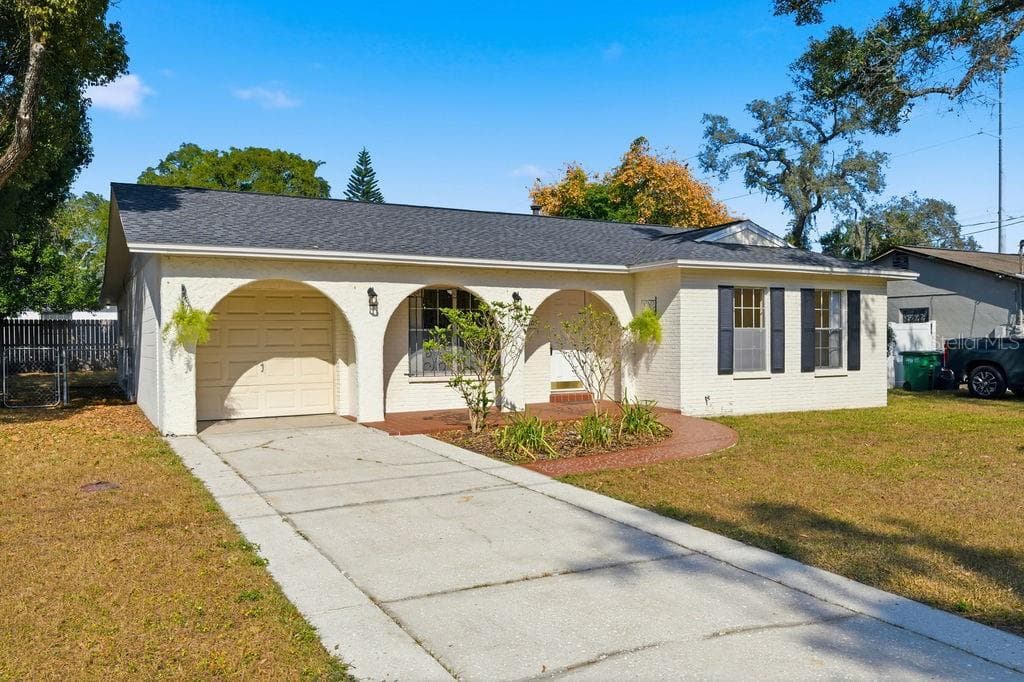 2105 BARCLAY ROAD, TAMPA, FL, 33612 photo 2