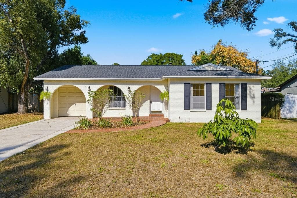 2105 BARCLAY ROAD, TAMPA, FL, 33612