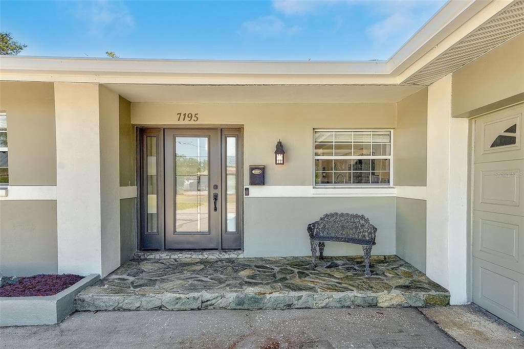 7195 AUGUSTA Boulevard, SEMINOLE, FL 33777 photo 4