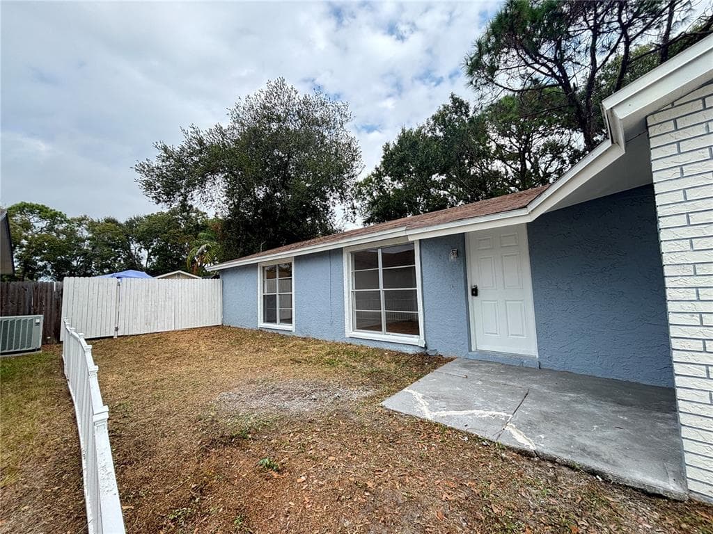 10101 SPRINGTREE COURT, TAMPA, FL 33615 photo 2