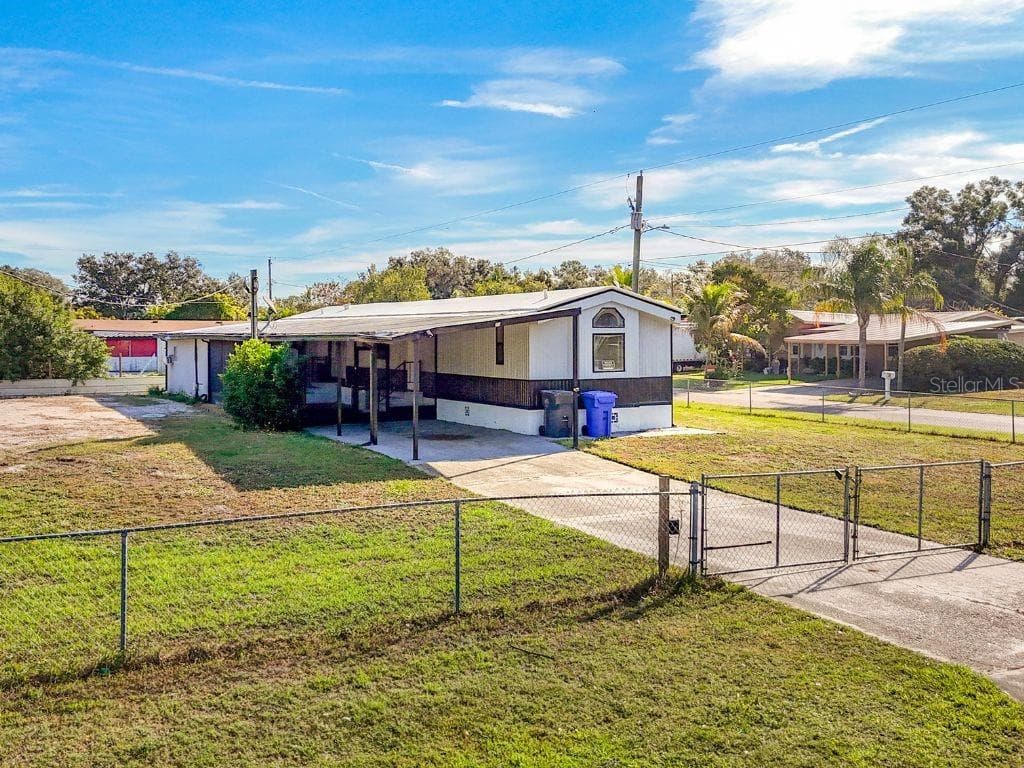 4907 DACCA Drive, TAMPA, FL 33619 photo 2