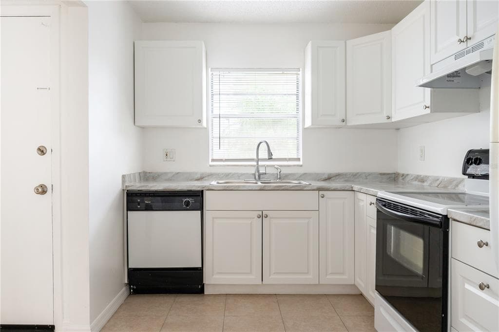 2860 SOMERSET PARK DRIVE Unit 103, TAMPA, FL 33613 photo 4