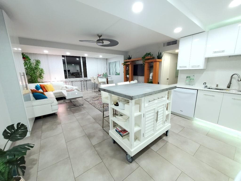 31 ISLAND WAY Unit 303, CLEARWATER BEACH, FL 33767 photo 3