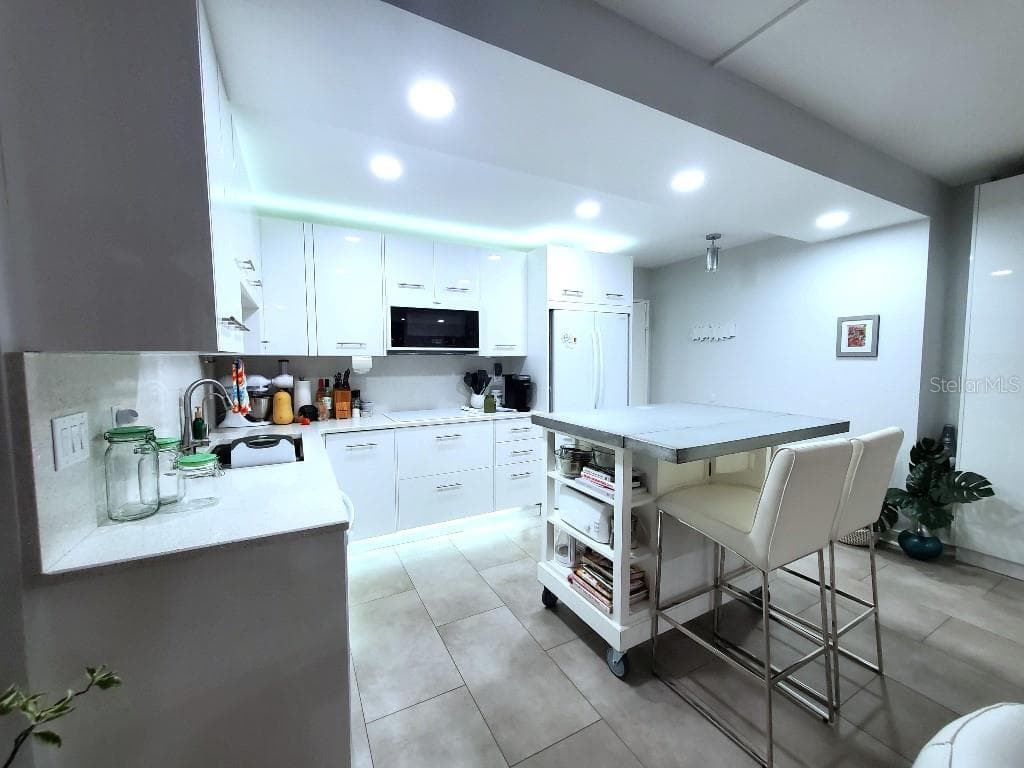 31 ISLAND WAY Unit 303, CLEARWATER BEACH, FL 33767 photo 5