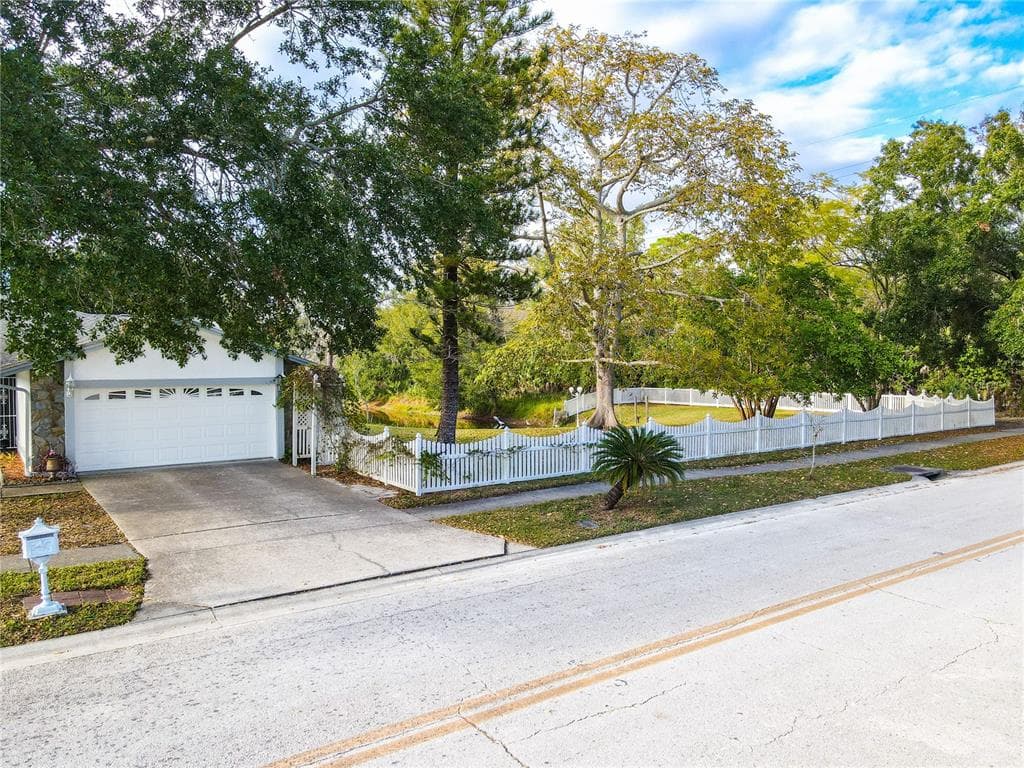 6808 SEAFAIRER DRIVE, TAMPA, FL 33615 photo 2