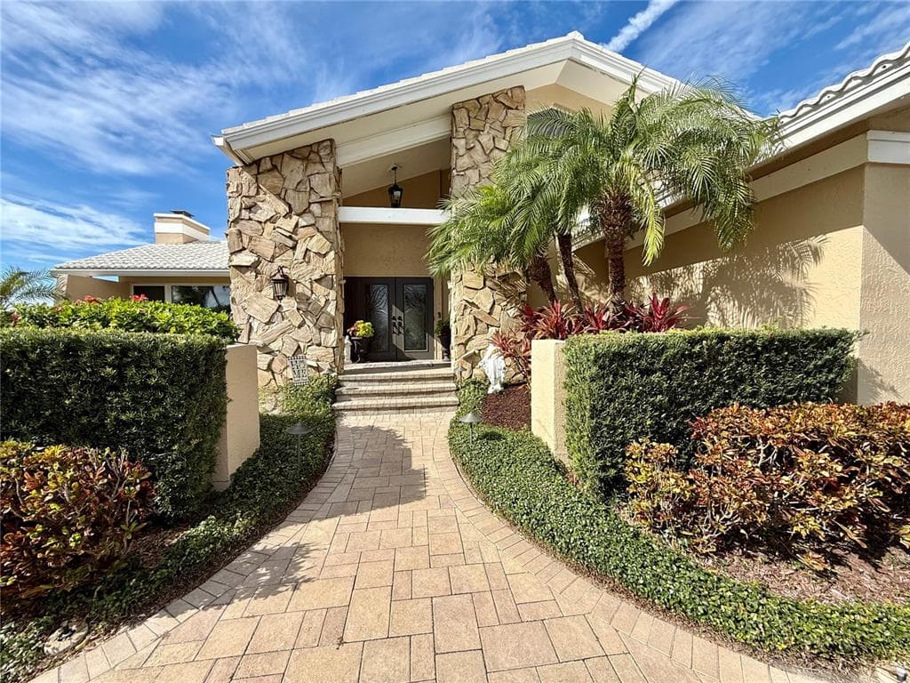 812 ISLAND Way, CLEARWATER BEACH, FL 33767 photo 3