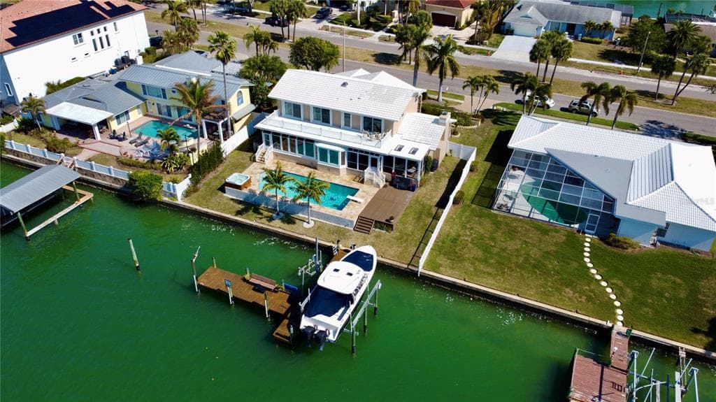 812 ISLAND Way, CLEARWATER BEACH, FL 33767 photo 4