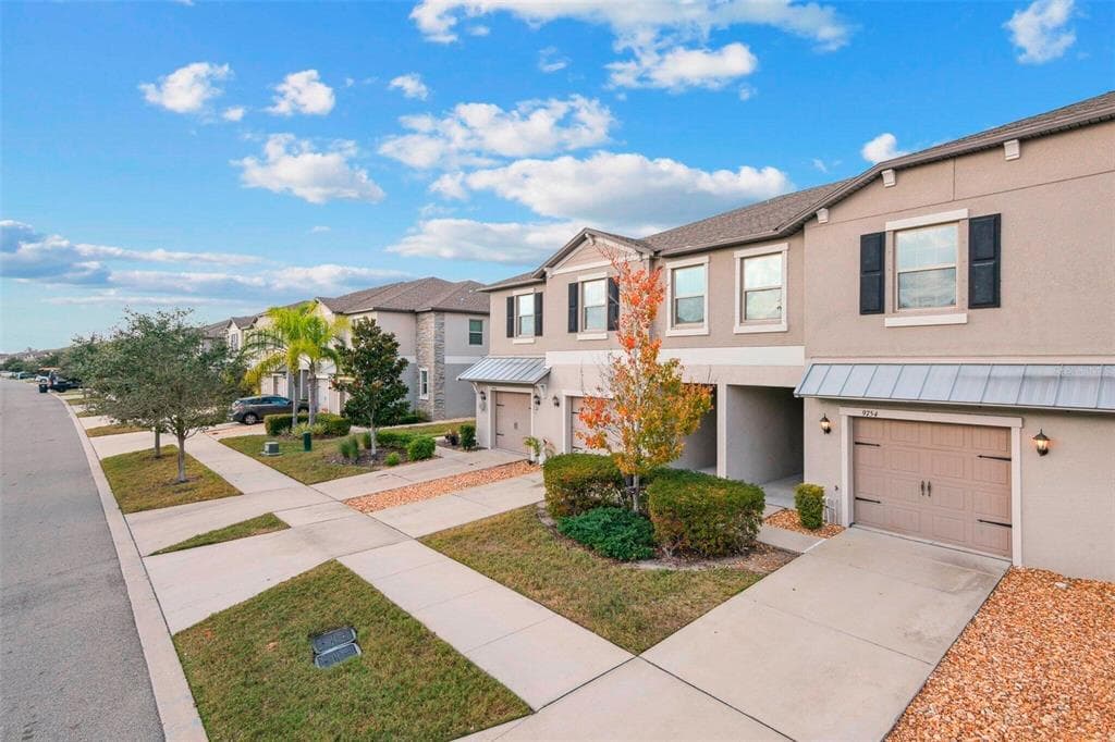 9754 PEMBROOKE PINES Drive, SUN CITY CENTER, FL 33573 photo 2