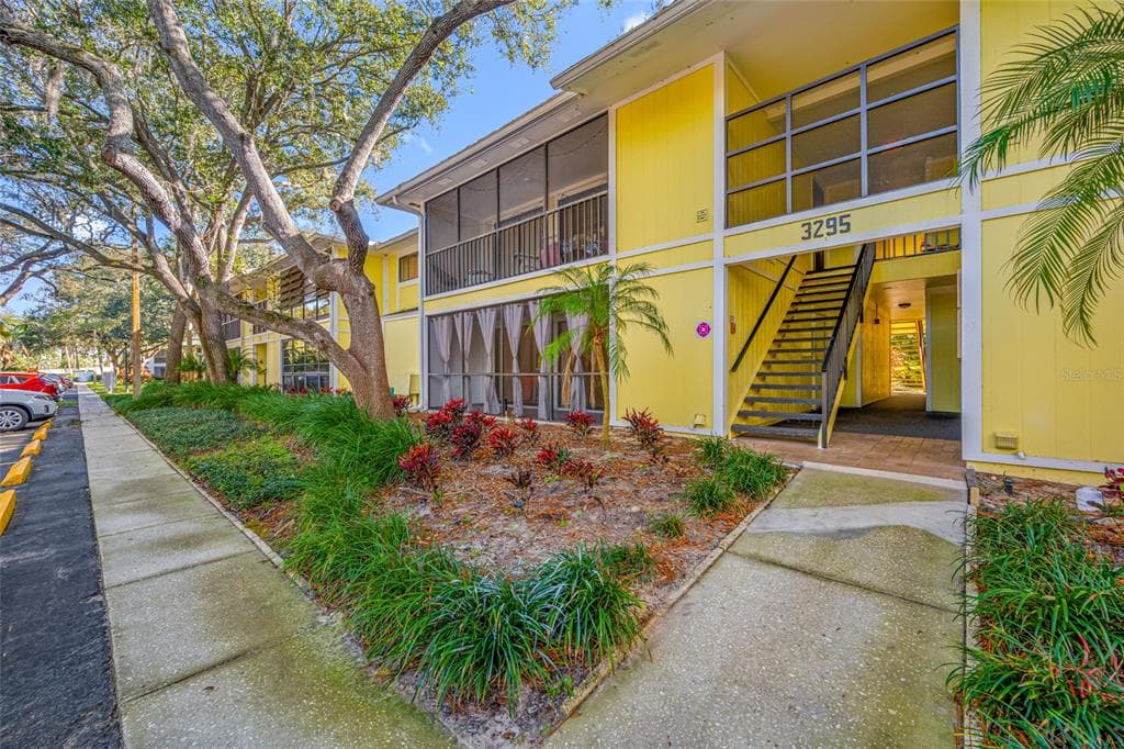 3295 FOX CHASE CIRCLE Unit 105, PALM HARBOR, FL 34683 photo 2