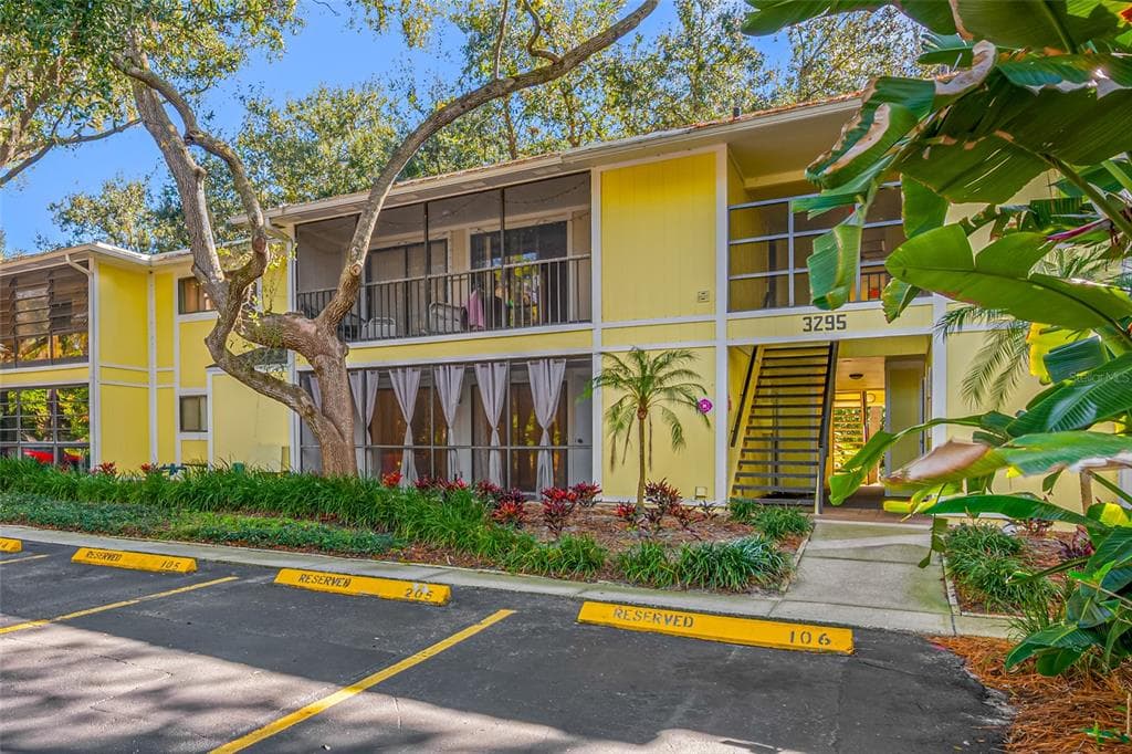 3295 FOX CHASE CIRCLE Unit 105, PALM HARBOR, FL 34683