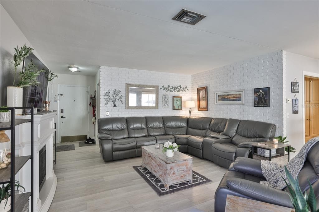 13931 DOMINICA Drive, SEMINOLE, FL 33776 photo 4