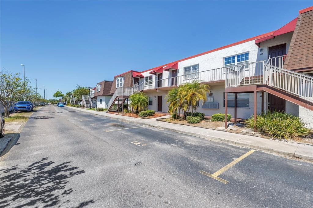 9105 HILLSBOROUGH AVENUE Unit I102, TAMPA, FL 33615 photo 4