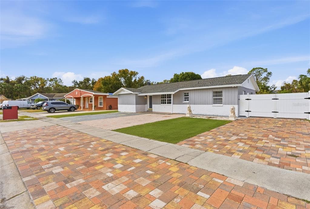 4810 EL CAPISTRANO Drive, TAMPA, FL 33634 photo 2