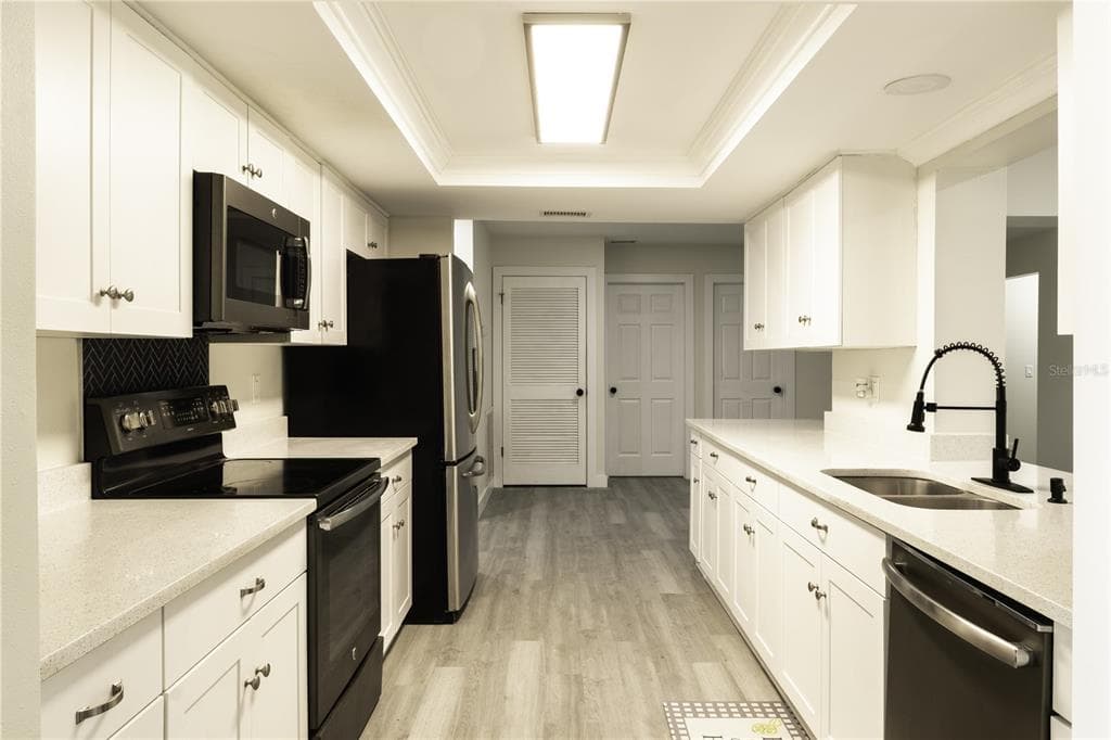 9209 KINGSRIDGE Drive, TEMPLE TERRACE, FL 33637 photo 3