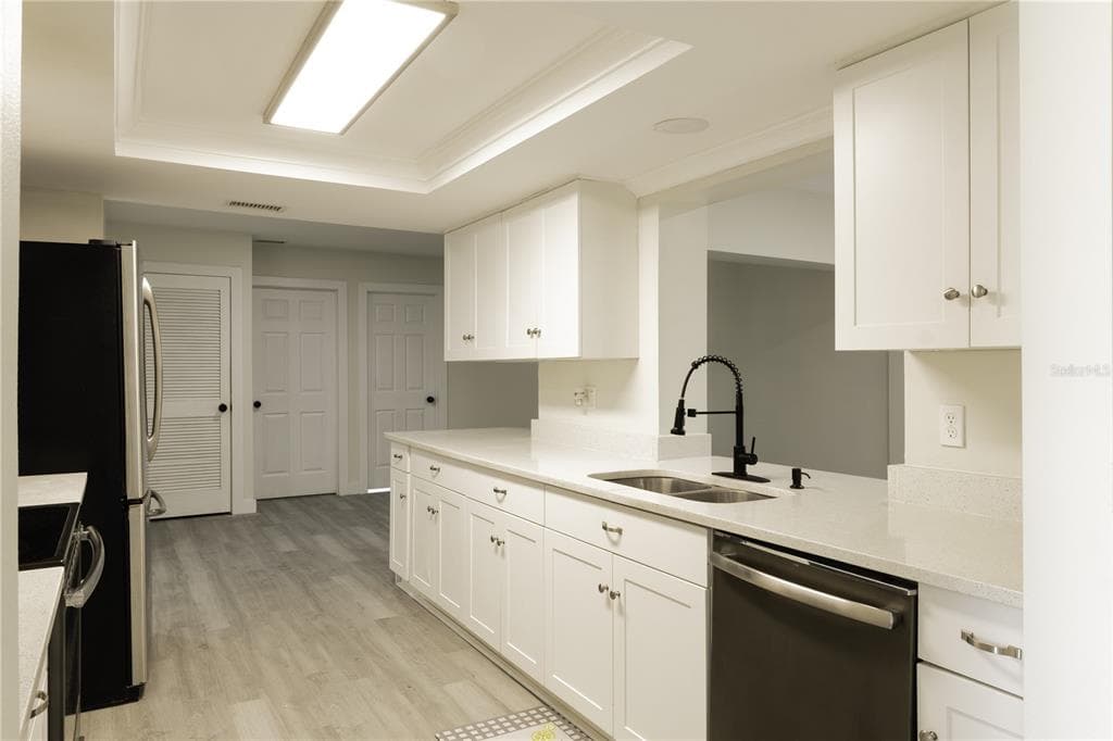 9209 KINGSRIDGE Drive, TEMPLE TERRACE, FL 33637 photo 4