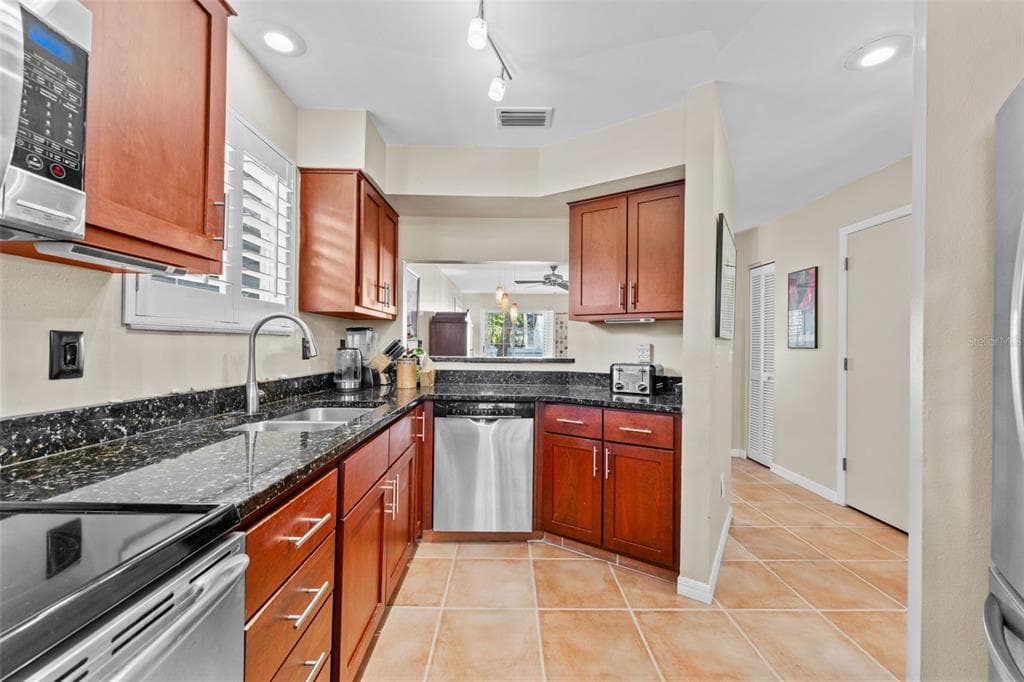 618 BROADWAY Unit B, DUNEDIN, FL 34698 photo 4