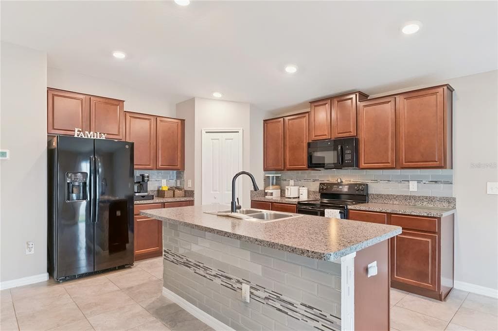 7419 PEARLY EVERLASTING AVENUE, TAMPA, FL 33619 photo 3