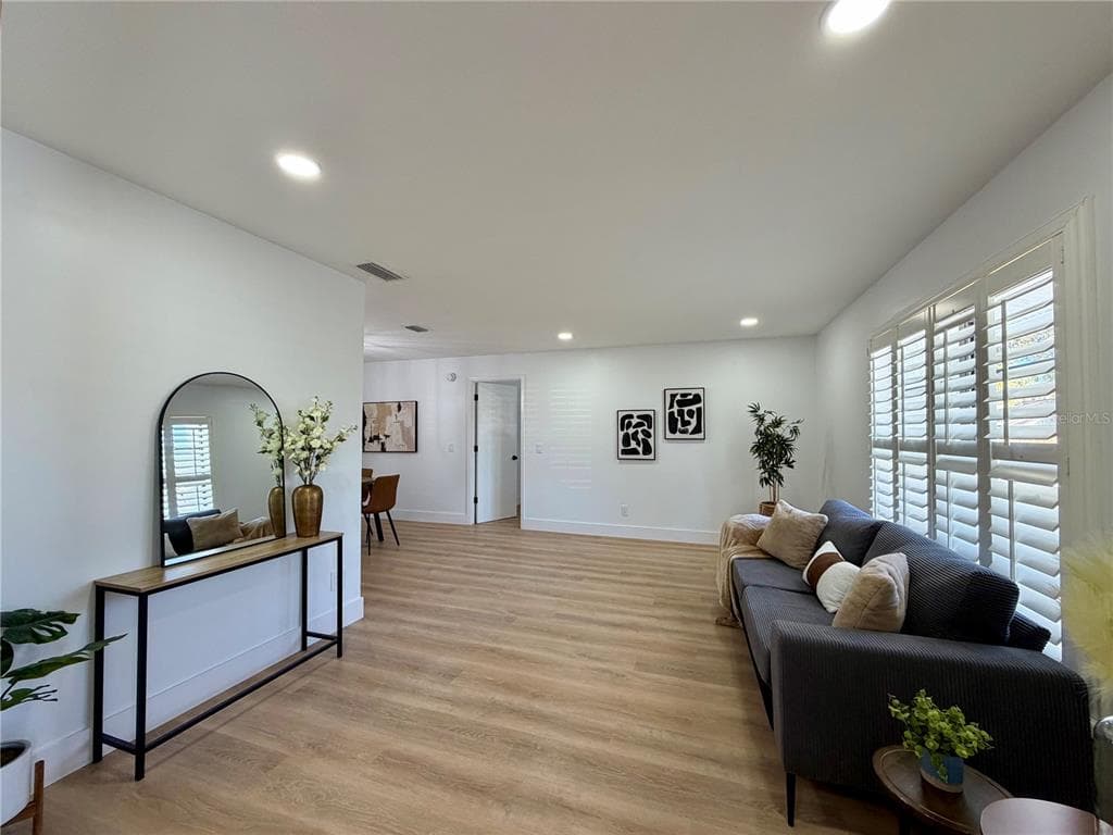 6718 LEEWARD ISLE Way, TAMPA, FL 33615 photo 5