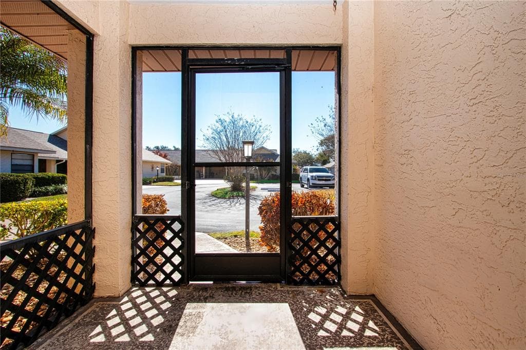 1733 ATRIUM Drive, SUN CITY CENTER, FL 33573 photo 4