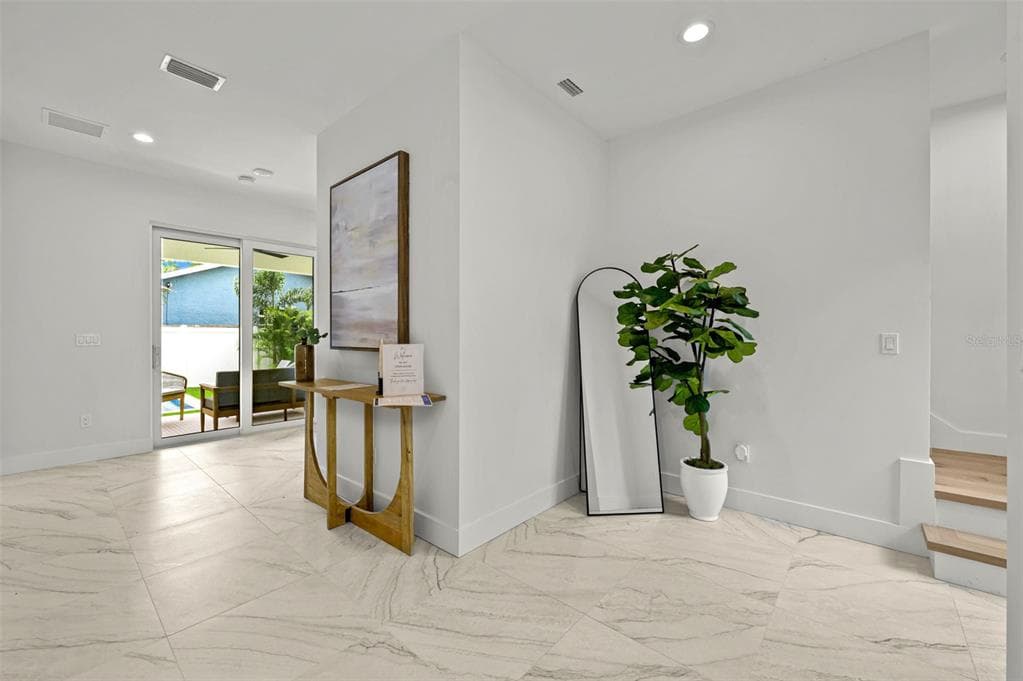 3228 OAKELLAR Avenue, TAMPA, FL 33611 photo 3