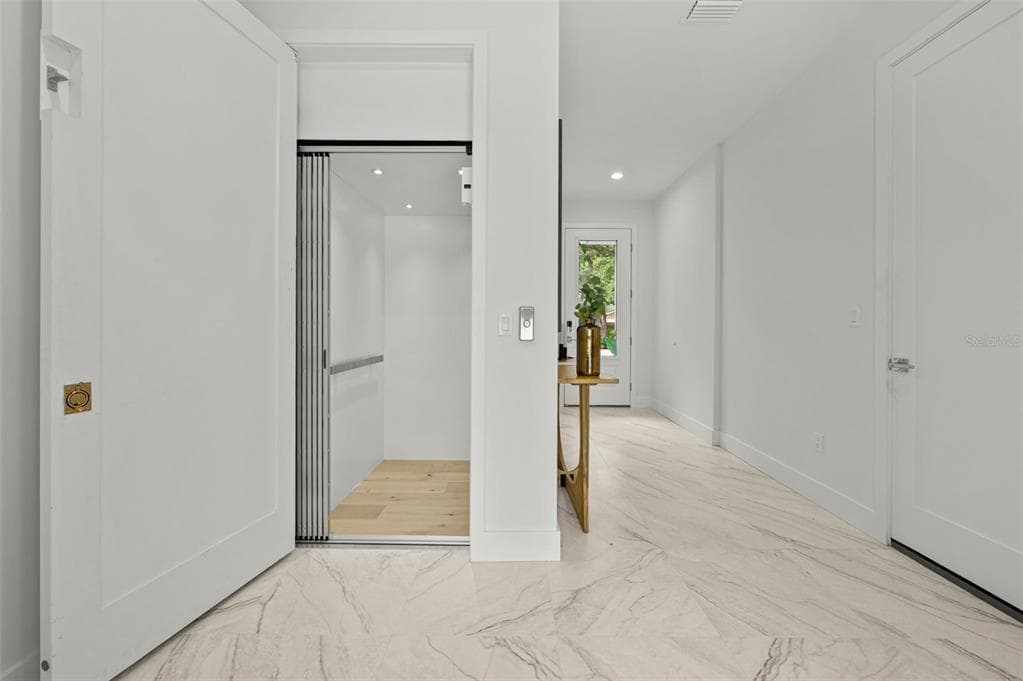 3228 OAKELLAR Avenue, TAMPA, FL 33611 photo 4