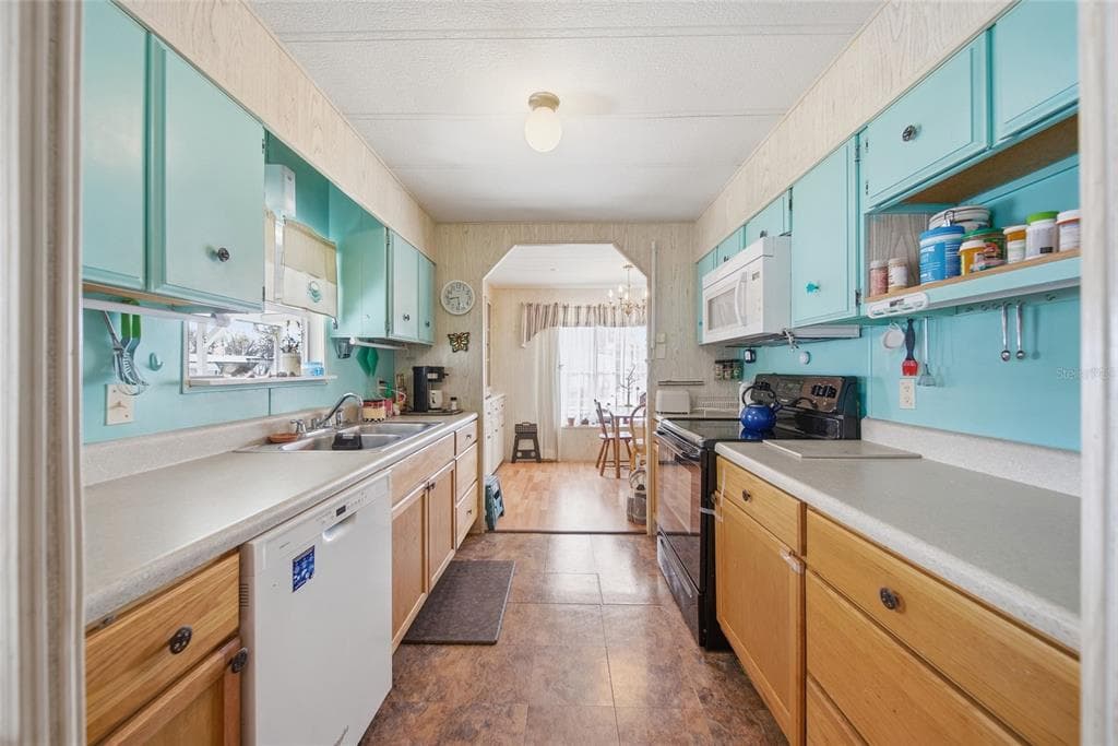 38553 STAFFORD Drive, ZEPHYRHILLS, FL 33540 photo 5