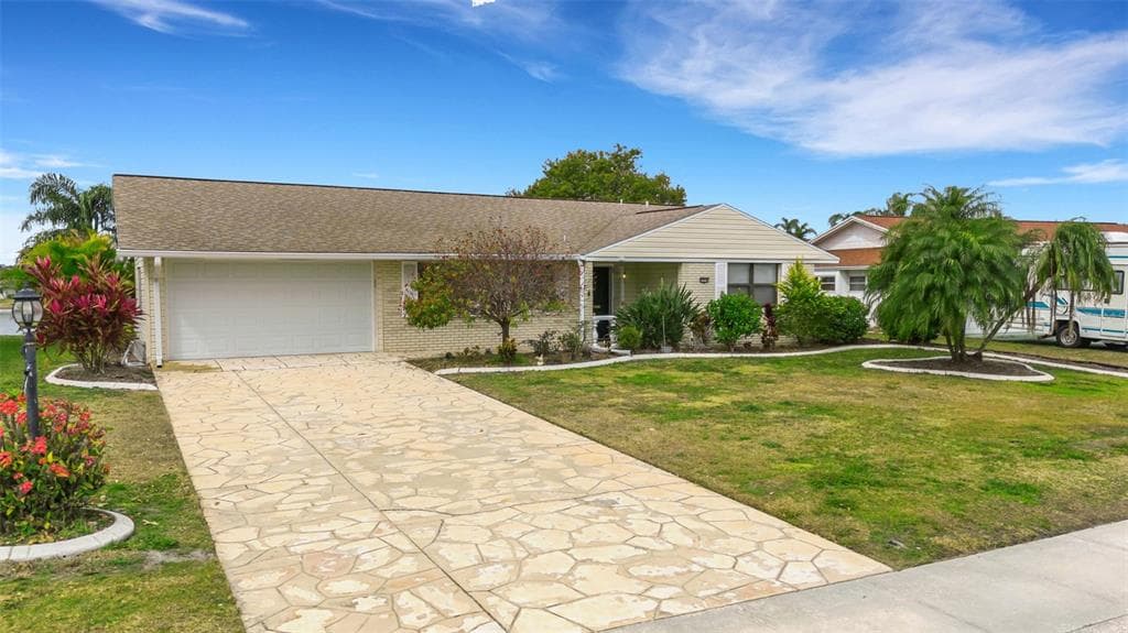 1516 VALLEY FORGE BOULEVARD, SUN CITY CENTER, FL 33573 photo 2