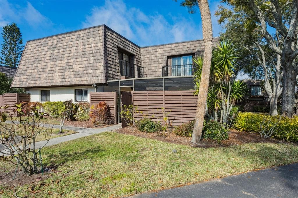 15338 POND WOODS DRIVE Unit 15338, TAMPA, FL 33618