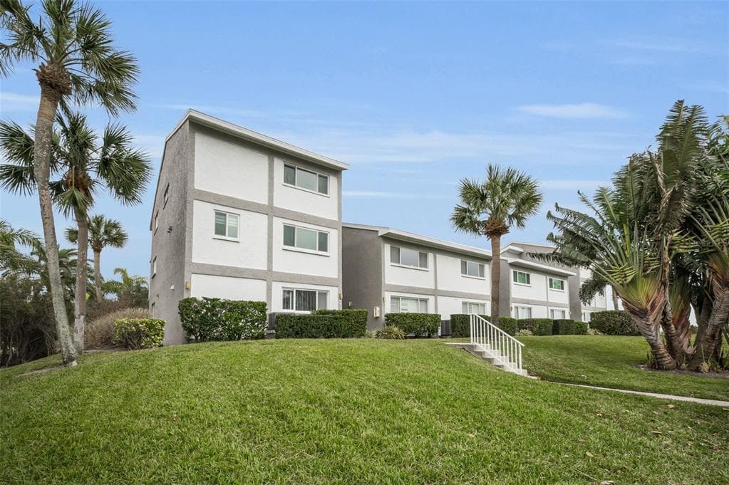 1351 GULF Boulevard Unit 201, CLEARWATER BEACH, FL 33767 photo 2