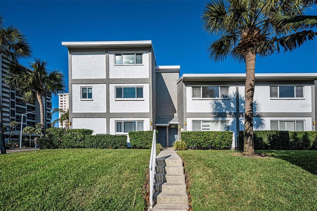 1351 GULF Boulevard Unit 201, CLEARWATER BEACH, FL 33767